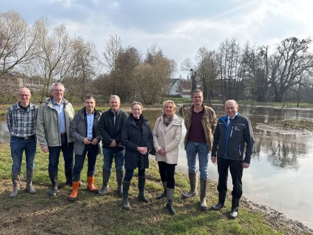 Die Umsetzung der Renaturierung war eine starke Gemeinschaftsleistung - Karsten Schnell (Biologische Station Kreis Paderborn-Senne), Nicolas Rinösl (Abteilungsleiter Umweltabteilung der Bezirksregierung Detmold), Bürens Bürgermeister Burkhard Schwuchow, Volker Karthaus, (Geschäftsführer des WOL), Marianne Thomann-Stahl (stellvertretende Vorsitzende des Fördervereins der NRW-Stiftung), Ute Röder (Vorstand der NRW-Stiftung), Johannes Schäfers (verantwortlicher Projektingenieur des WOL) und Landrat und Verbandsvorsteher des WOL, Christoph Rüther. © Kreis Paderborn, Diana Ramme